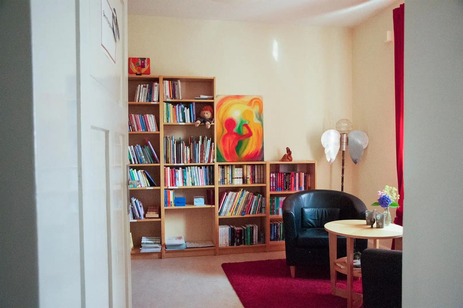 Beratungsraum mit Sessel und Bücherregal